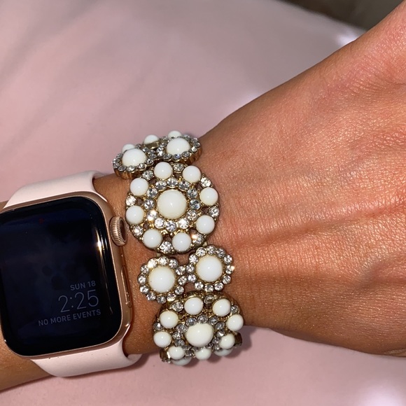 Stretchy white and hold beaded bracelet - Picture 2 of 2